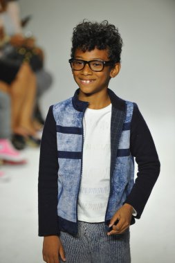 Modeli pist Parsons önizleme sırasında yürür.