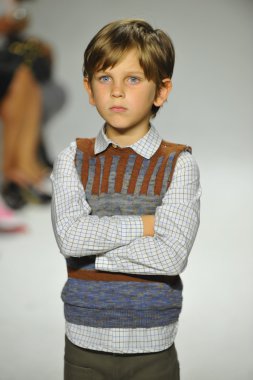 Modeli pist Parsons önizleme sırasında yürür.