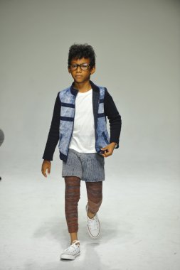 Modeli pist Parsons önizleme sırasında yürür.