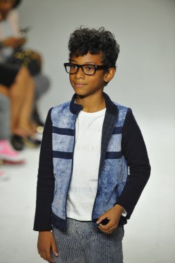 Modeli pist Parsons önizleme sırasında yürür.