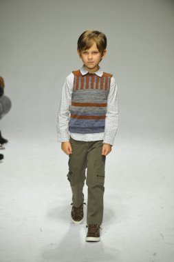 Modeli pist Parsons önizleme sırasında yürür.