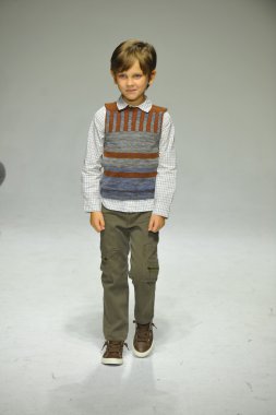 Modeli pist Parsons önizleme sırasında yürür.