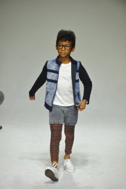 Modeli pist Parsons önizleme sırasında yürür.