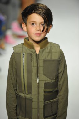 Modeli pist Parsons önizleme sırasında yürür.