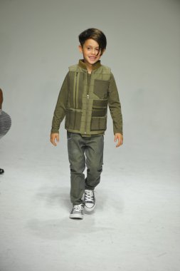 Modeli pist Parsons önizleme sırasında yürür.