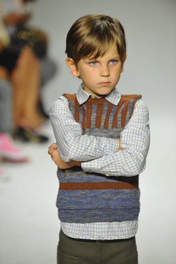 Modeli pist Parsons önizleme sırasında yürür.