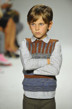 Modeli pist Parsons önizleme sırasında yürür.