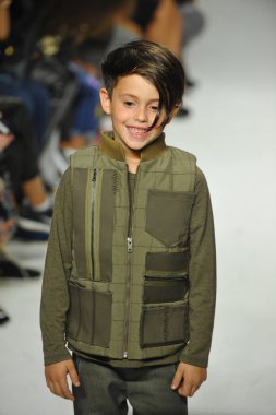 Modeli pist Parsons önizleme sırasında yürür.