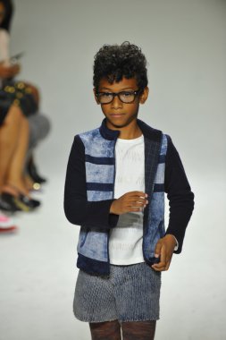 Modeli pist Parsons önizleme sırasında yürür.