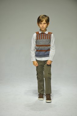 Modeli pist Parsons önizleme sırasında yürür.