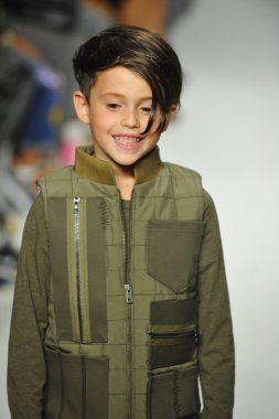 Modeli pist Parsons önizleme sırasında yürür.