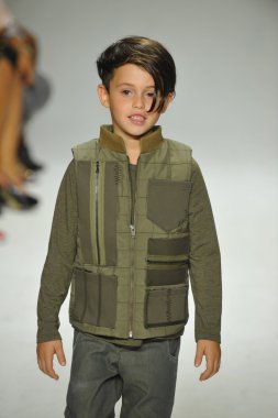 Modeli pist Parsons önizleme sırasında yürür.