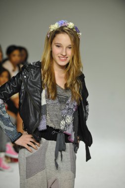 Modeli pist Parsons önizleme sırasında yürür.