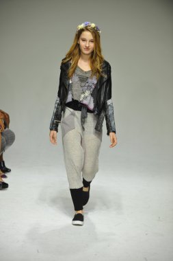 Modeli pist Parsons önizleme sırasında yürür.