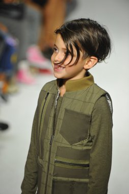 Modeli pist Parsons önizleme sırasında yürür.