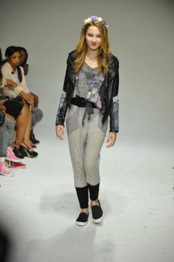 Modeli pist Parsons önizleme sırasında yürür.