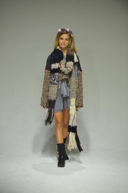 Modeli pist Parsons önizleme sırasında yürür.