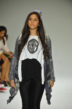 Modeli pist Parsons önizleme sırasında yürür.