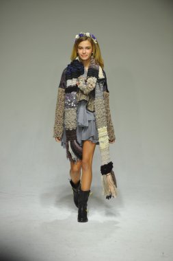 Modeli pist Parsons önizleme sırasında yürür.