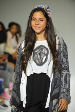 Modeli pist Parsons önizleme sırasında yürür.