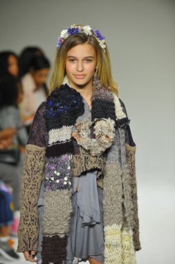 Modeli pist Parsons önizleme sırasında yürür.