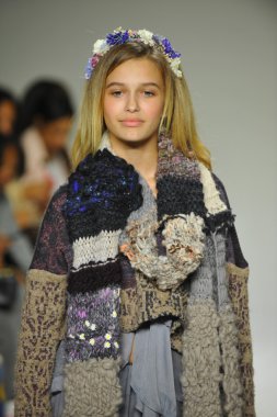 Modeli pist Parsons önizleme sırasında yürür.