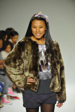 Modeli pist Parsons önizleme sırasında yürür.