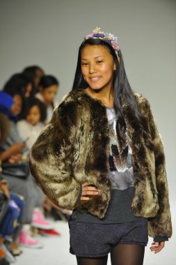 Modeli pist Parsons önizleme sırasında yürür.