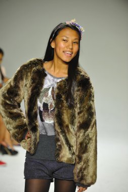 Modeli pist Parsons önizleme sırasında yürür.