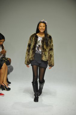 Modeli pist Parsons önizleme sırasında yürür.