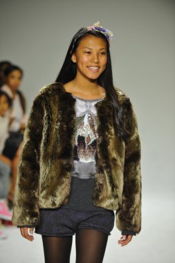 Modeli pist Parsons önizleme sırasında yürür.