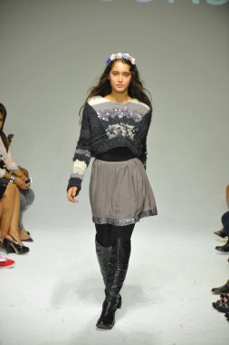 Modeli pist Parsons önizleme sırasında yürür.