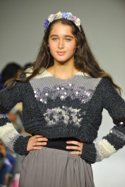 Modeli pist Parsons önizleme sırasında yürür.