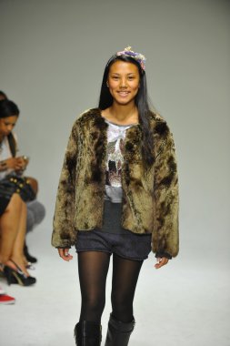 Modeli pist Parsons önizleme sırasında yürür.