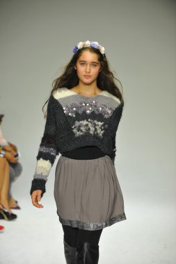 Modeli pist Parsons önizleme sırasında yürür.