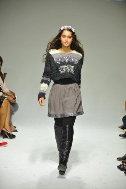 Modeli pist Parsons önizleme sırasında yürür.