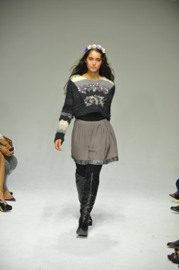 Modeli pist Parsons önizleme sırasında yürür.