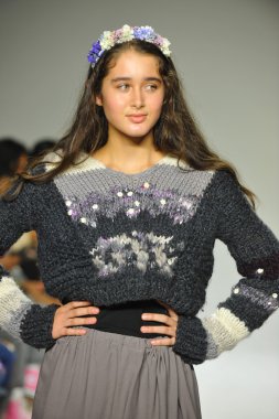 Modeli pist Parsons önizleme sırasında yürür.