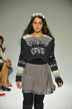 Modeli pist Parsons önizleme sırasında yürür.