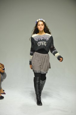 Modeli pist Parsons önizleme sırasında yürür.