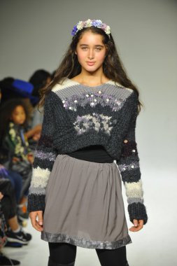 Modeli pist Parsons önizleme sırasında yürür.