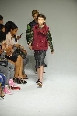 Modeller petite geçit töreni çocuklar moda haftası Parsons önizleme sırasında pist final yürümek