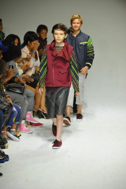 Modeller petite geçit töreni çocuklar moda haftası Parsons önizleme sırasında pist final yürümek
