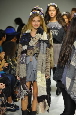 Modeller petite geçit töreni çocuklar moda haftası Parsons önizleme sırasında pist final yürümek