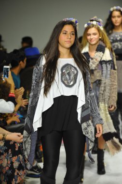 Modeller petite geçit töreni çocuklar moda haftası Parsons önizleme sırasında pist final yürümek