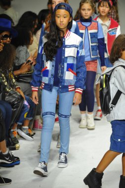 Modeller petite geçit töreni çocuklar moda haftası Parsons önizleme sırasında pist final yürümek