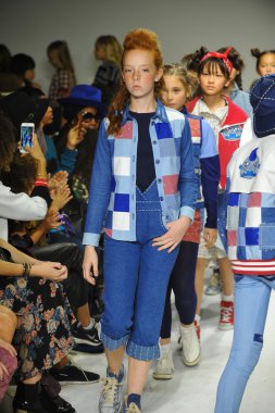 Modeller petite geçit töreni çocuklar moda haftası Parsons önizleme sırasında pist final yürümek