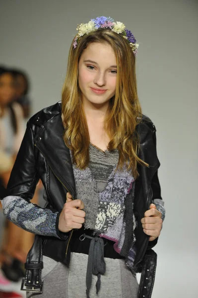 Modeli pist Parsons önizleme sırasında yürür.