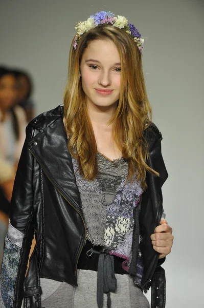 Modeli pist Parsons önizleme sırasında yürür.