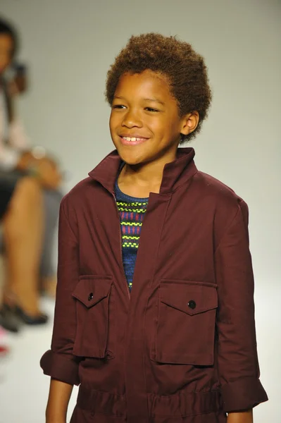 Model walks the runway during the Parsons preview — Stock Photo, Image